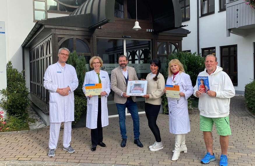 Auf dem Foto von links: Dr. Marc Albersmeyer (leitender Oberarzt), Dr. Doris Gerbig (Chefärztin), Murat Karali (stellv. für die kaufmännische Direktion), Andrea Epking, Dr. Ligia Rasca-Leprich (Stationsärztin), Axel Epking.